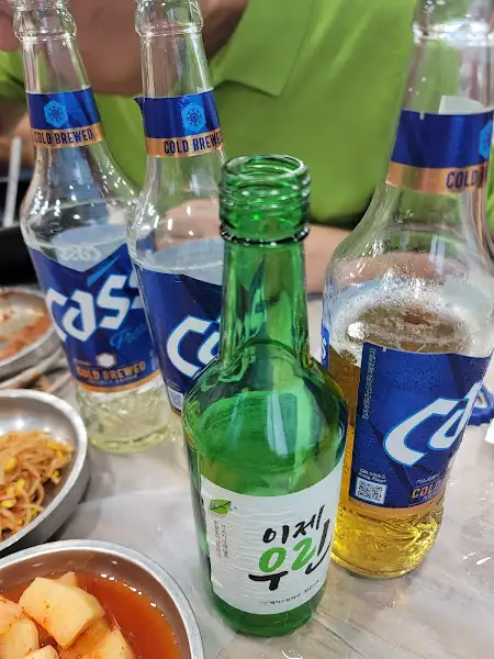 테이블 위에 놓인 술병들과 빈 맥주잔