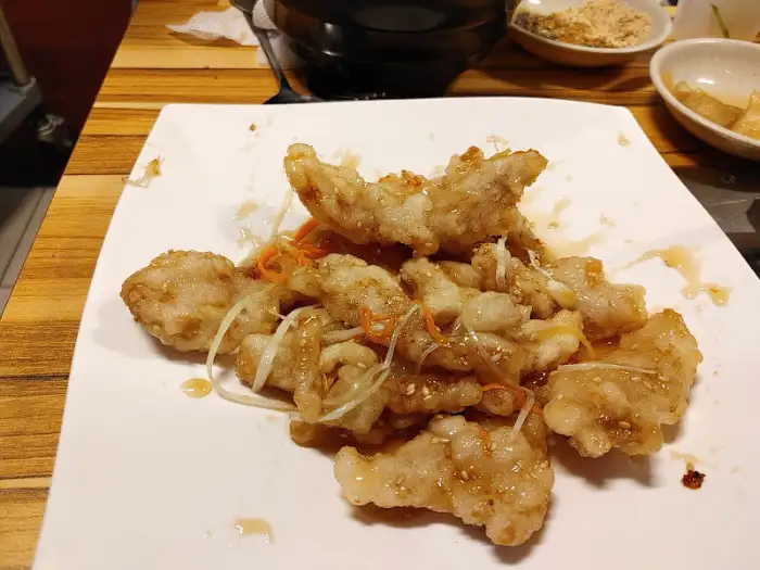 노릇하게 구워진 튀김 요리