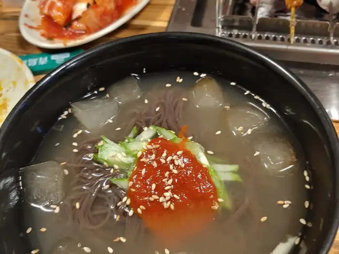 차가운 육수에 담긴 담백한 냉면