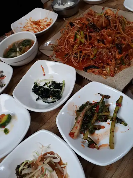 푸짐한 아구찜과 밑반찬