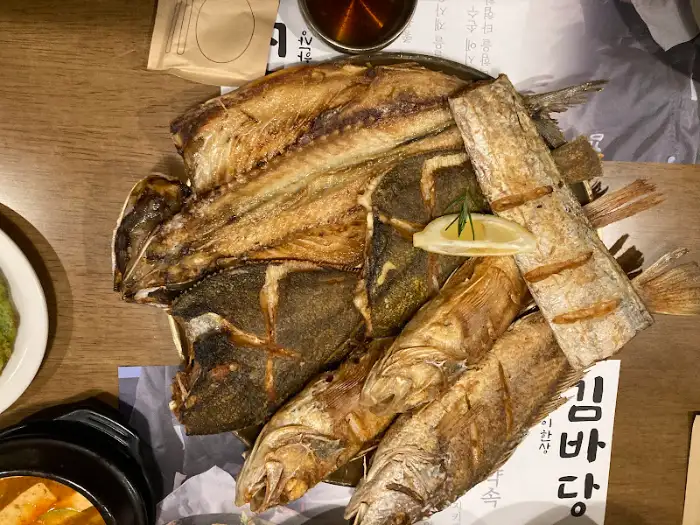 다양한 종류의 구운 생선