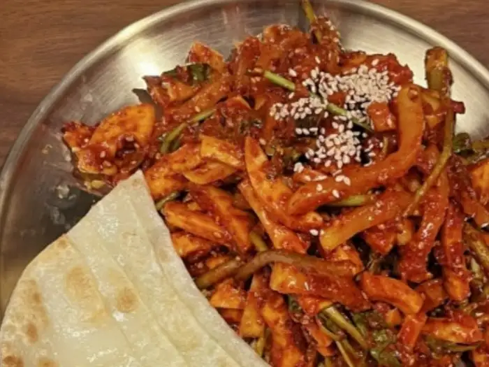 매콤하게 무쳐진 회무침