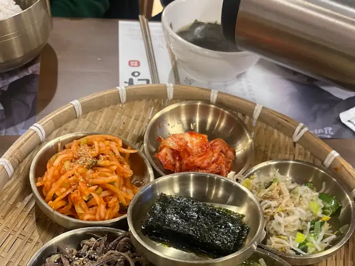 다양한 밑반찬이 담긴 바구니