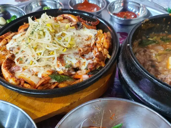 치즈와 함께 볶아진 오징어 삼합