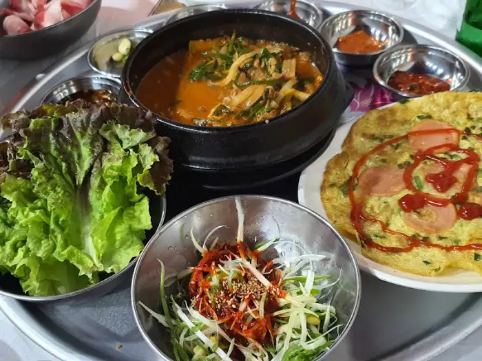 푸짐한 밑반찬과 찌개, 쌈채소
