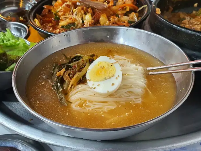 시원한 국물의 김치말이 국수