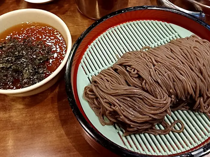 곁들임으로 나온 메밀면과 육수