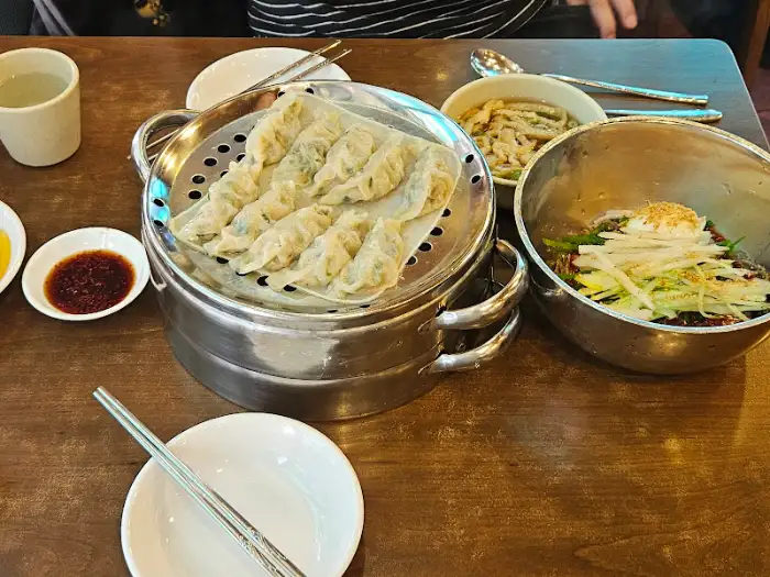 테이블에 차려진 푸짐한 한상