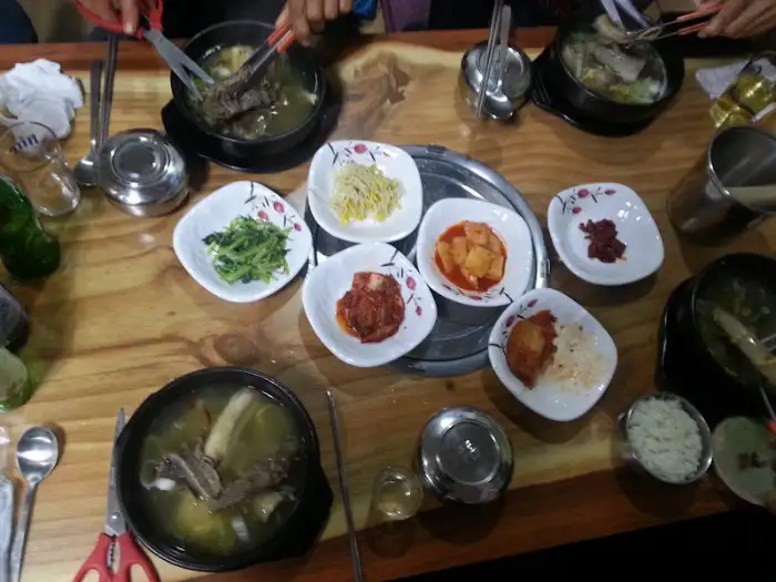 테이블에 놓인 여러 가지 밑반찬과 밥, 국이 담긴 그릇들