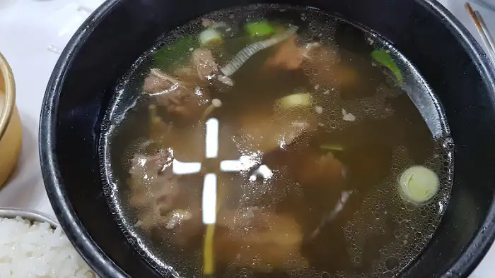 검은색 뚝배기에 담긴 맑은 국물의 갈비탕