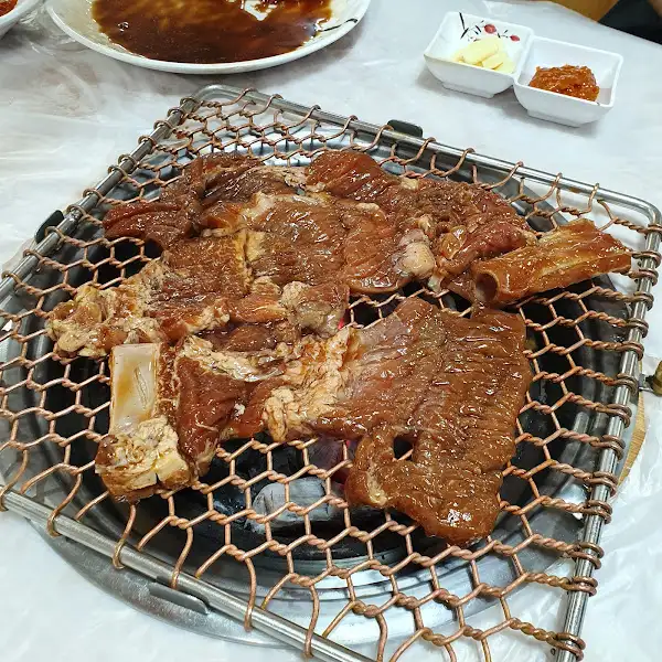 숯불 석쇠 위에 놓인 양념 돼지갈비