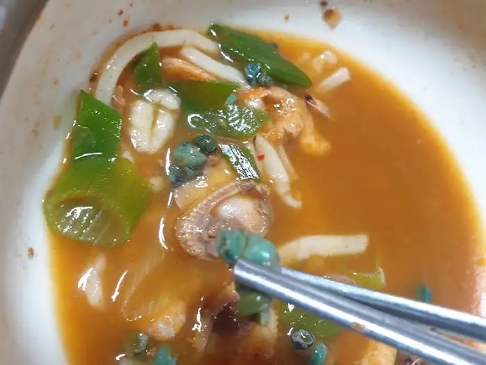 칼국수 국물 속 올갱이와 채소