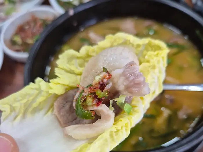김치와 함께 먹는 돼지국밥