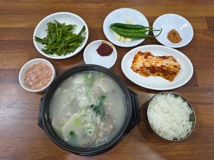 돼지국밥과 다양한 밑반찬