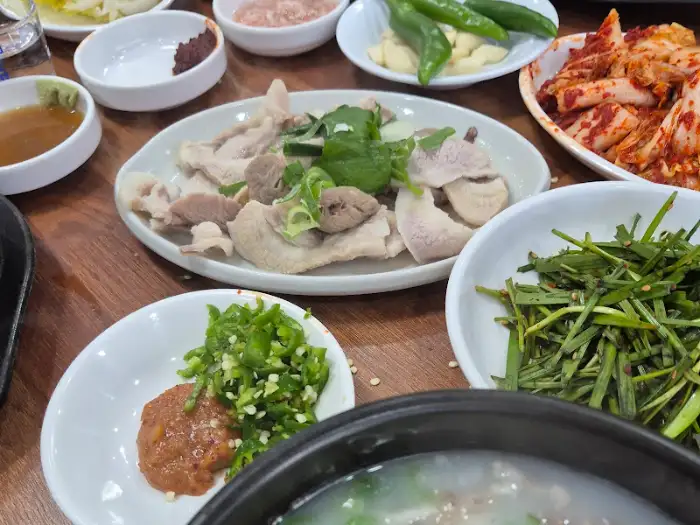 원돼지국밥집 간판