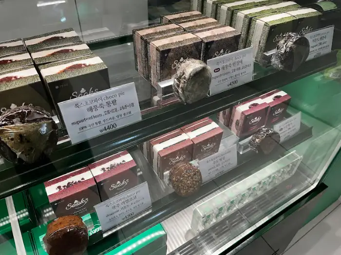 다양한 디저트 진열