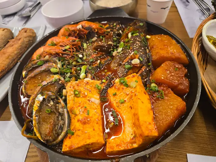 조림 속 부드러운 우럭살과 시래기