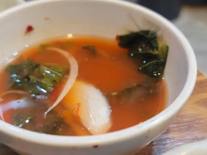 맛있게 익은 갈매기살 한 점을 찍어 먹는 모습