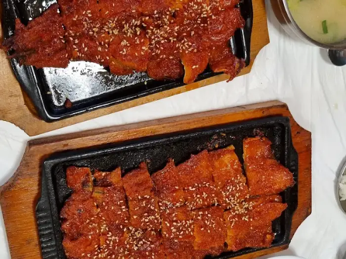 두 접시로 나뉜 황태구이