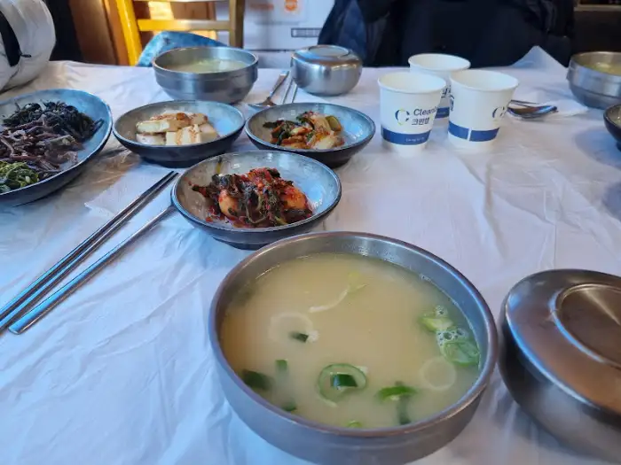 황태 해장국과 밑반찬 세팅