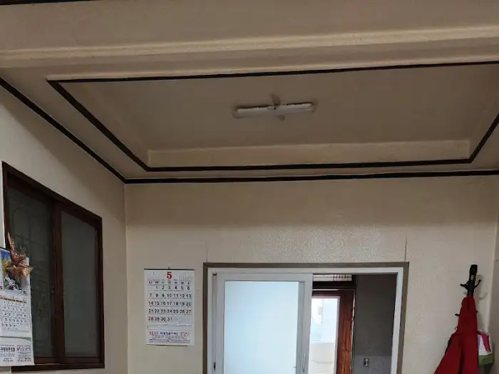 식당 내부 천장과 문 모습