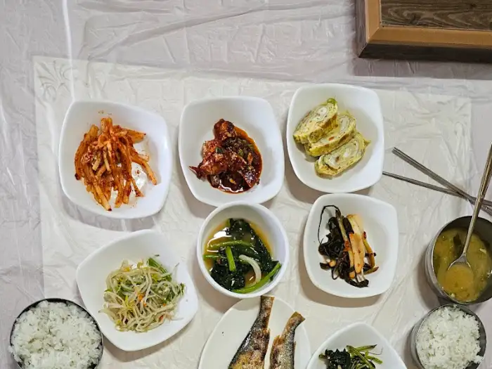 다양한 반찬이 차려진 백반 한 상