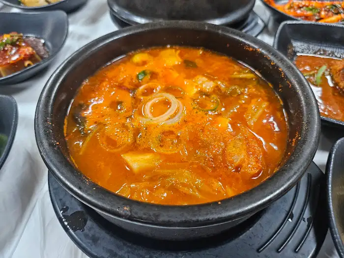 보글보글 끓는 뚝배기 주물럭