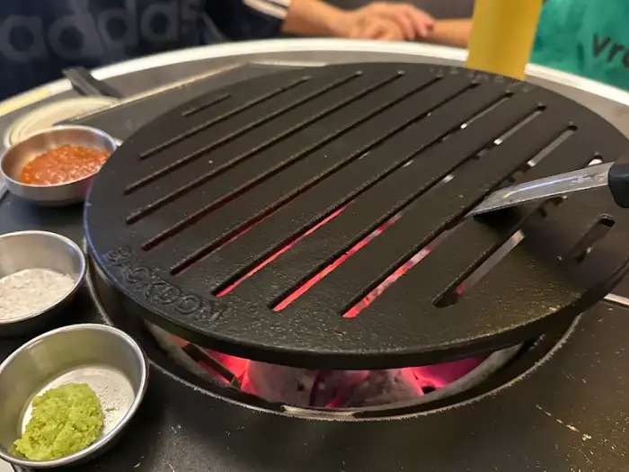 활활 타오르는 숯불과 그릴