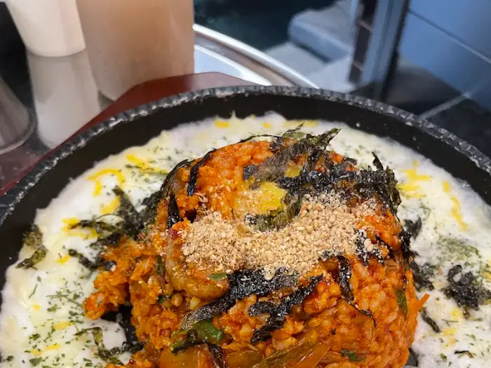 치즈가 곁들여진 김치볶음밥