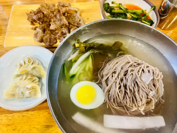 냉면, 불고기, 만두 구성