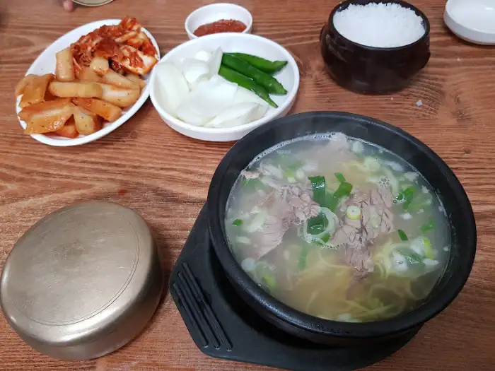 곰탕과 밥, 김치, 깍두기
