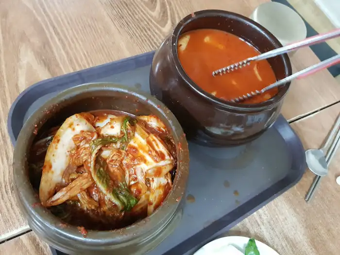곰탕과 곁들임 반찬
