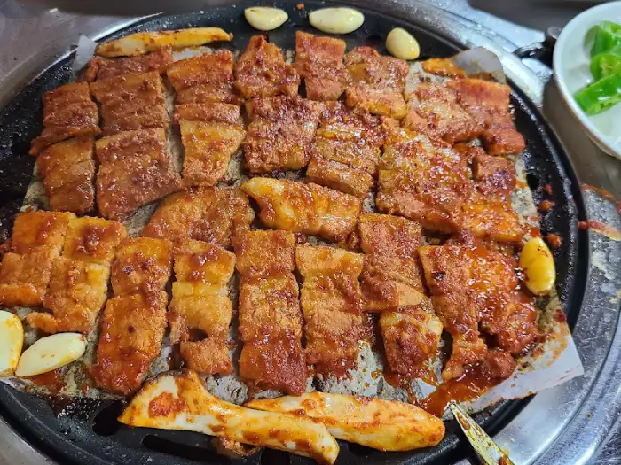매콤달콤한 고추장 삼겹살이 구워지는 모습