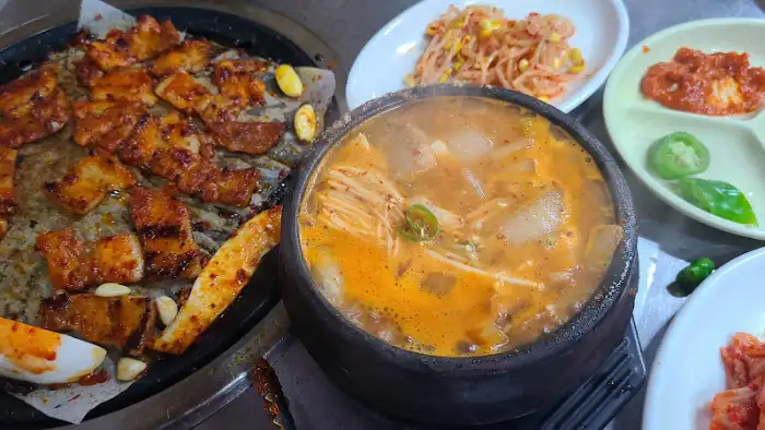 김이 모락모락 나는 된장찌개