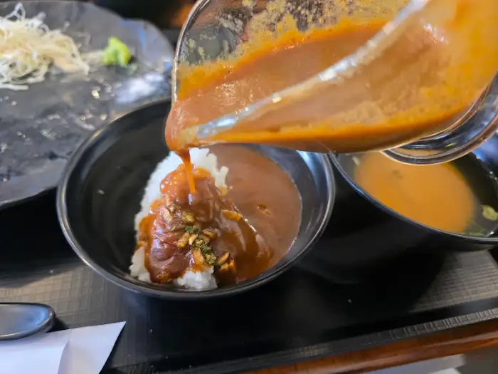 밥 위에 카레를 붓는 모습