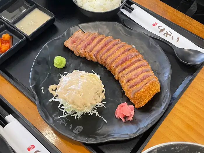 정갈하게 플레이팅된 규카츠 정식