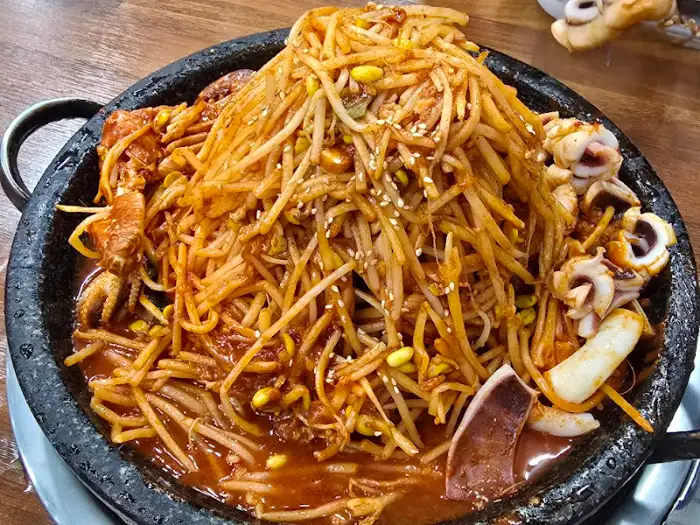 푸짐한 해물과 콩나물이 어우러진 찜 요리