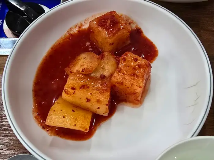 매콤한 양념에 버무려진 깍두기