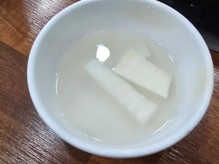 시원한 국물에 담긴 깍두기 썰은 모습