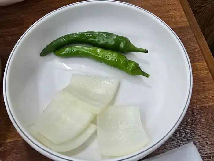신선한 고추와 양파