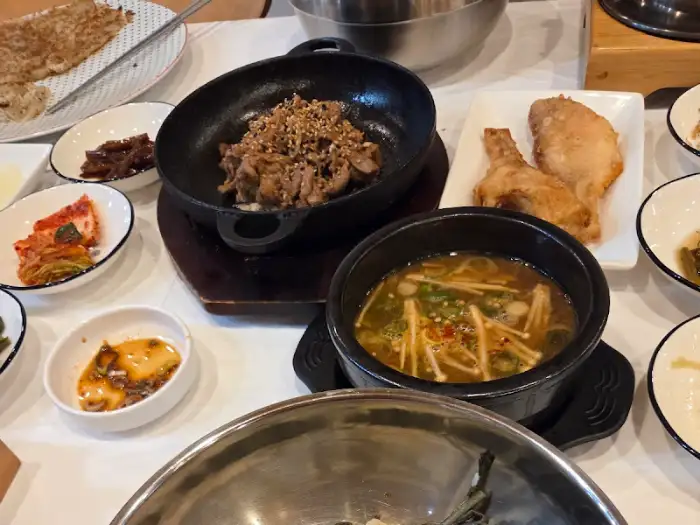 불고기, 생선튀김, 국, 그리고 여러 반찬이 함께 나온 모습