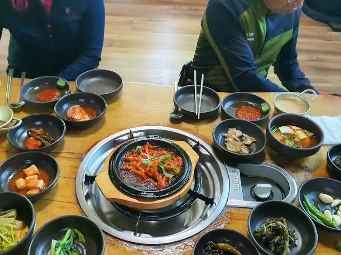 테이블에 차려진 다양한 반찬과 전골
