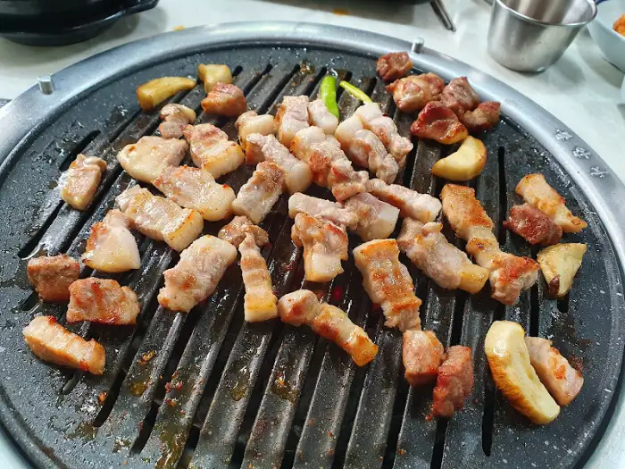 그릴 위에 구워지고 있는 돼지고기
