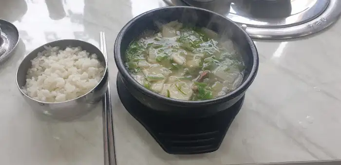 따뜻한 국물과 밥이 담긴 식사 모습