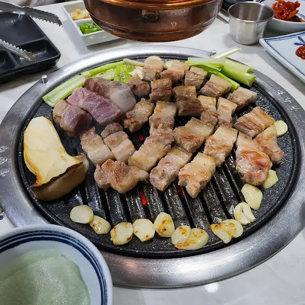 그릴 위에 구워지고 있는 돼지고기