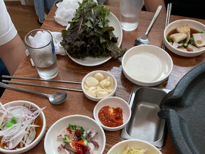 쌈 채소와 오리 불고기