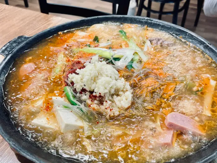 완성된 부대찌개 전체 모습 - 소시지, 두부, 채소 등이 어우러짐