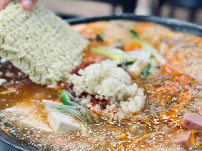 라면 사리를 넣는 모습