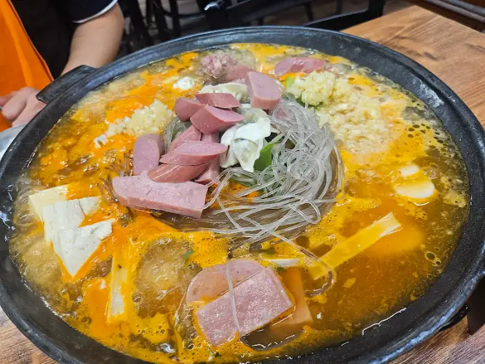 조금 더 끓은 부대찌개의 모습, 소시지가 돋보임