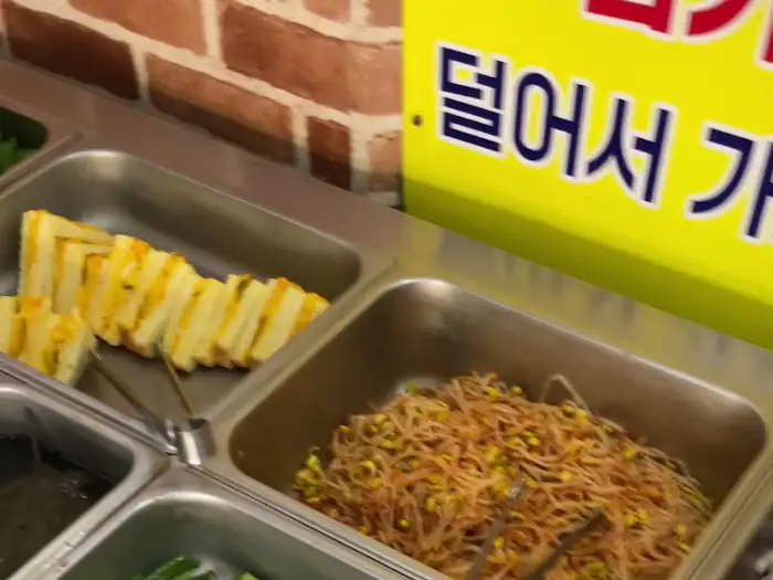 다양한 뷔페식 반찬들